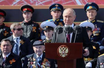 9日、モスクワ中心部の「赤の広場」で行われた軍事パレードで演説するロシアのプーチン大統領（ロイター＝共同）