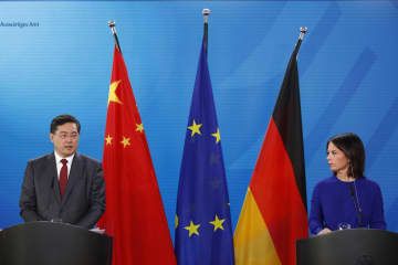 ベルリンで記者会見するドイツのベーアボック外相（右）と中国の秦剛国務委員兼外相＝9日（ゲッティ＝共同）