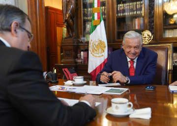 バイデン米大統領と電話会談するメキシコのロペスオブラドール大統領（右）＝9日、メキシコ市（メキシコ外務省提供・ロイター＝共同）