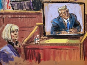 トランプ前米大統領（右）の証言映像を見る作家ジーン・キャロルさんの法廷スケッチ＝4日、ニューヨーク（ロイター＝共同）
