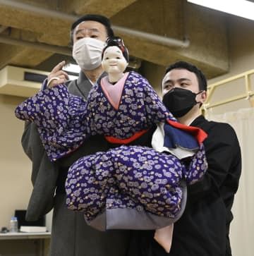 研修生（右）を指導する人形遣いの吉田簑二郎さん＝2月、大阪市の国立文楽劇場