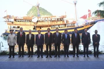 ASEAN首脳会議の記念撮影に臨む各国首脳＝10日、インドネシア中部ラブアンバジョ（AP＝共同）