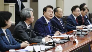 新型コロナ感染症の安全対策会議に臨む韓国の尹錫悦大統領（左から3人目）＝11日、ソウル（聯合＝共同）