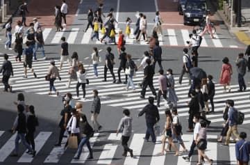 東京・渋谷のスクランブル交差点を歩く人たち