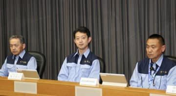 千葉県の災害対策本部会議に出席する熊谷俊人知事（中央）ら＝11日午後、千葉県庁