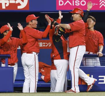 11回、代打で決勝となる二塁打を放ち、新井監督（左から2人目）らに迎えられる広島・松山＝バンテリンドーム