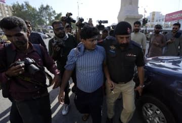 11日、パキスタン南部カラチで、警察に拘束されるカーン前首相の支持者ら（AP＝共同）