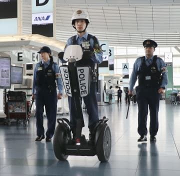G7広島サミットを控え、羽田空港で警戒する警視庁の警察官＝12日午前