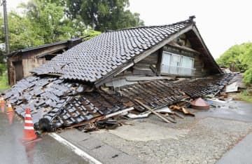 地震で1階部分が押しつぶされた家屋＝7日午前、石川県珠洲市