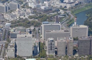 東京・霞が関の官庁街（手前）。左奥は国会議事堂＝2016年