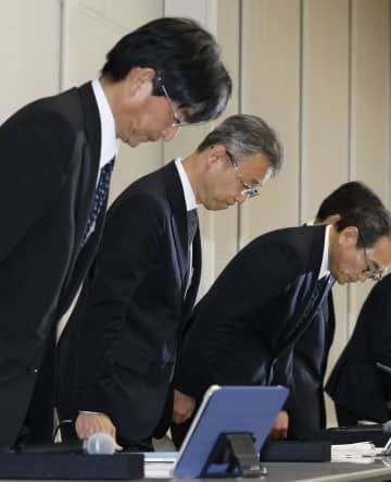 業務改善計画を提出し、記者会見で謝罪する関西電力の森望社長（左から2人目）ら＝12日午後、大阪市