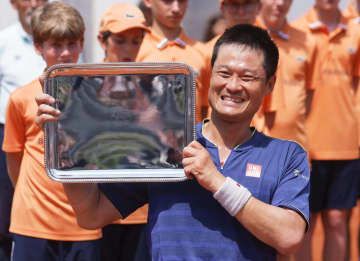 テニスの全仏オープン車いすの部男子シングルスで優勝した国枝慎吾選手＝2022年6月、パリ（ロイター＝共同）