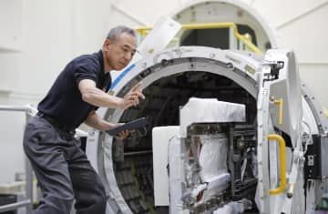ISS長期滞在に向け訓練する古川聡飛行士＝12日午後、茨城県つくば市のJAXA筑波宇宙センター