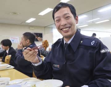 航空自衛隊岐阜基地の食堂で「空上げ」を食べる3等空曹の道城亮さん＝3月