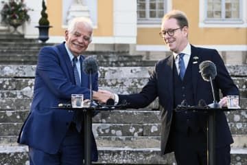 握手する欧州連合（EU）のボレル外交安全保障上級代表（左）とスウェーデンのビルストロム外相＝12日、スウェーデン・ストックホルム（Claudio　Bresciani/TT　News　Agency提供、AP＝共同）