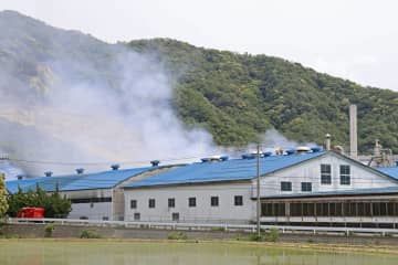 火災が発生した工場から上がる煙＝13日午前、福井県敦賀市