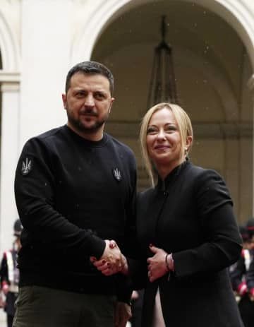 13日、ローマで会談前に握手するウクライナのゼレンスキー大統領（左）とイタリアのメローニ首相（AP＝共同）
