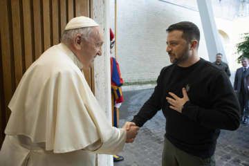 ローマ教皇フランシスコと握手を交わすウクライナのゼレンスキー大統領＝13日、バチカン（バチカンニュース提供、AP＝共同）