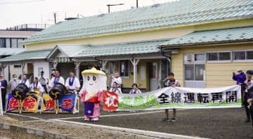 JR花輪線の運転再開を記念して鹿角花輪駅で民俗芸能「花輪ばやし」が披露された＝14日午前、秋田県鹿角市