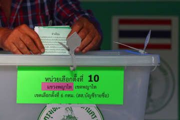 タイ下院総選挙、首都バンコクの投票所で票を投じる有権者＝14日（ロイター＝共同）