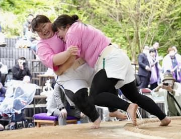 「女だけの相撲大会」で攻める加藤久美子さん（右）。初優勝した＝14日午後、北海道福島町
