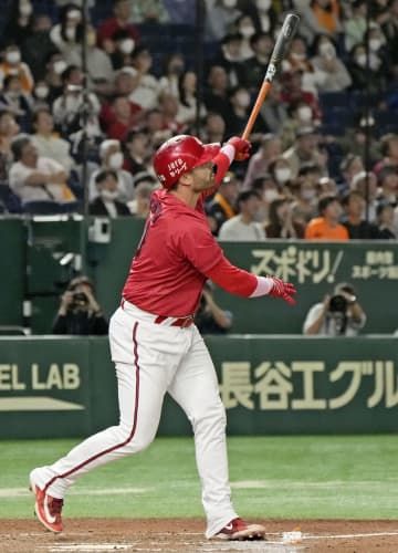 7回広島2死、マクブルームが左越えに満塁本塁打を放つ＝東京ドーム