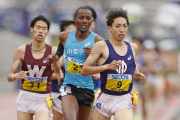 男子5000メートル　13分45秒52で2連覇した三浦龍司（9）＝相模原ギオンスタジアム