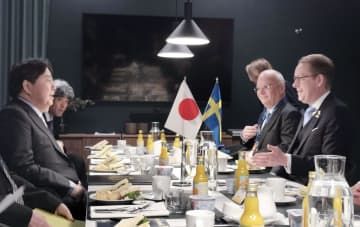 スウェーデンのビルストロム外相（手前右）と会談する林外相（同左）＝14日、ストックホルム（共同）