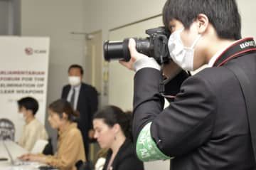 国会議員の会合を撮影する高校の新聞部員＝4月、広島市