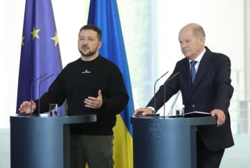 14日、ドイツ・ベルリンで記者会見するショルツ首相（右）とウクライナのゼレンスキー大統領（ゲッティ＝共同）