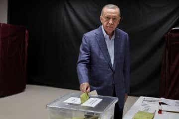 14日、イスタンブールで投票するトルコのエルドアン大統領（ロイター＝共同）