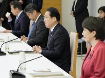 「情報保全諮問会議」であいさつする岸田首相（右から2人目）＝15日午前、首相官邸