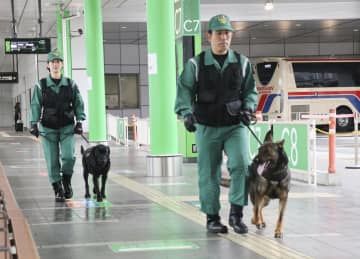 「バスタ新宿」で警戒する警視庁の警察官と警備犬＝15日午後