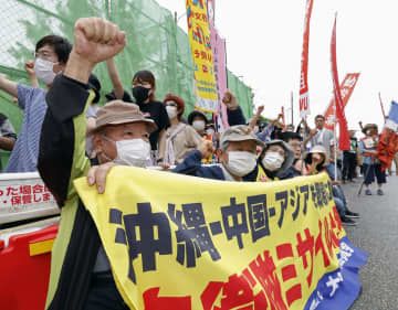 米軍普天間飛行場の移設工事に反対し、キャンプ・シュワブのゲート前で抗議する人たち＝15日午前、沖縄県名護市辺野古