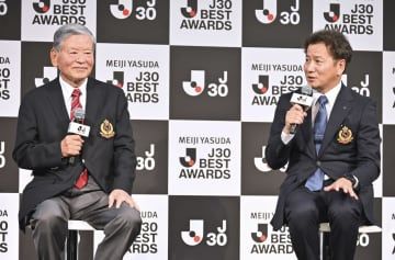 Jリーグの30周年記念イベントで話す初代チェアマンの川淵三郎さん（左）と野々村芳和チェアマン＝15日、東京都内