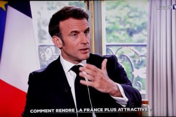 フランス民放テレビTF1のインタビューに応えるマクロン大統領＝15日、パリ（ロイター＝共同）