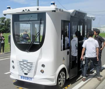 ソフトバンク子会社が公開した自動運転技術に対応したEVバス＝16日午後、千葉県柏市