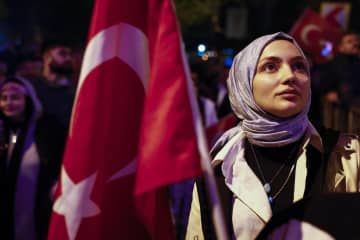 トルコ大統領選でエルドアン大統領を支持する人々＝15日、イスタンブール（ゲッティ＝共同）