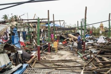 サイクロンで損壊した建物＝16日、ミャンマー西部ラカイン州（AP＝共同）
