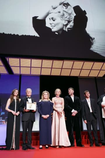第76回カンヌ国際映画祭のオープニングセレモニーに出席したマイケル・ダグラスさん（左から2人目）ら＝16日、フランス・カンヌ（ゲッティ＝共同）