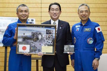 JAXAの若田光一（左）、古川聡の両飛行士と写真に納まる岸田首相＝17日午前、首相官邸