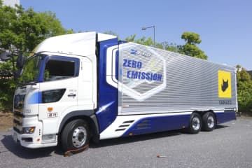 ヤマト運輸が公開した大型の燃料電池トラック＝17日午後、東京都大田区
