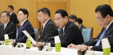 こども未来戦略会議であいさつする岸田首相（右から2人目）＝17日午後、首相官邸