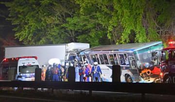 東北自動車道下り線で発生したバスとトラックの事故現場＝17日午前0時18分、宮城県栗原市