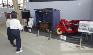 「Pride　of　Hiroshima展」で展示された三輪トラックやお好み焼き屋台＝18日午前、広島市