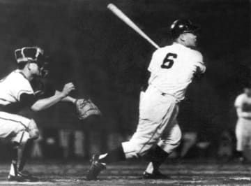 1961年10月、本塁打を放つ西鉄時代の中西太氏＝平和台