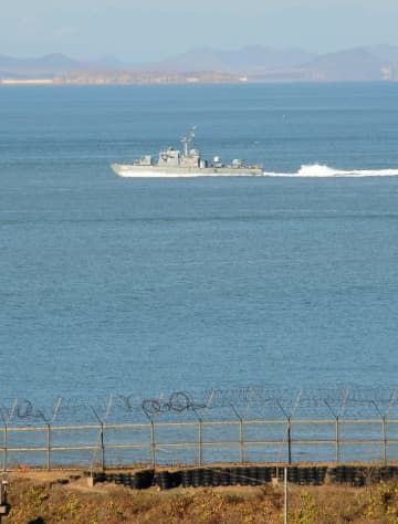 2011年、韓国・延坪島沖合の北方限界線付近を警戒する韓国軍の艦艇。奥は北朝鮮・黄海南道の陸地