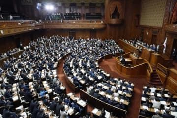 鈴木財務相に対する不信任決議案を否決した衆院本会議＝18日午後