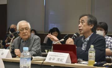 広島市で開かれたイベントで発言する金平茂紀さん（前列右）。同左は元市長の平岡敬さん＝17日