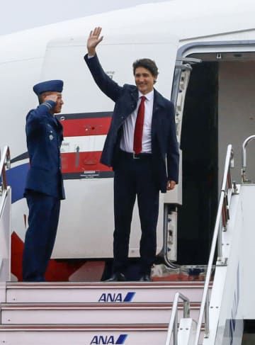 広島空港に到着したカナダのトルドー首相＝18日午後